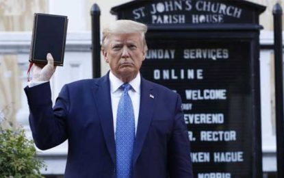 Trump el rey papanatas quería un baño de sangre bendecido por la Biblia