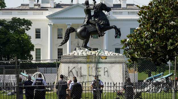 Los próceres nefastos de Norteamérica caen de sus pedestales