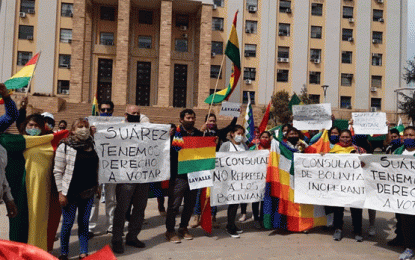 Tras protestas y una denuncia judicial, Suarez habilitó recintos para que voten los ciudadanos bolivianos