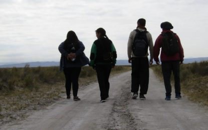 Jóvenes de Lavalle caminan hasta diez kilómetros por día al colegio por falta de transporte