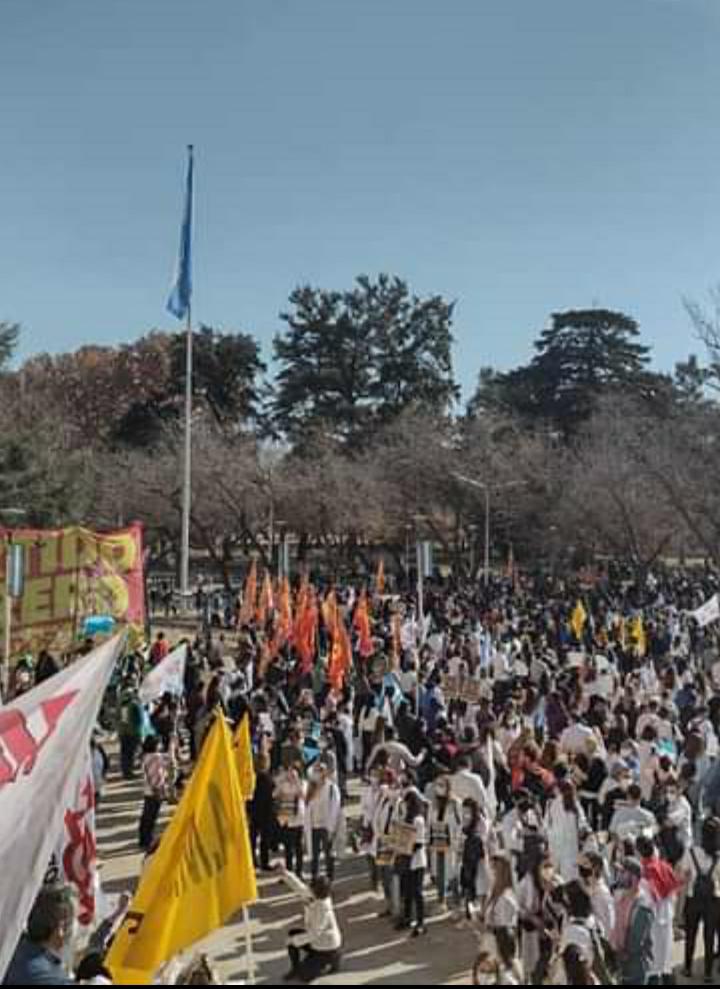 Una multitudinaria concentración de trababajadoras y trabajadores estatales copó la mañana en Mendoza