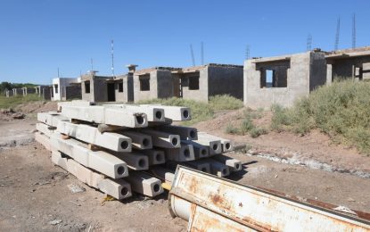 A pesar del odio de clase, avanza el plan para terminar las casas del barrioTupac Amaru