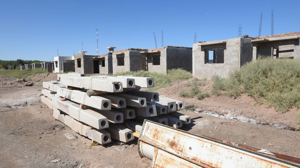 A pesar del odio de clase, avanza el plan para terminar las casas del barrioTupac Amaru