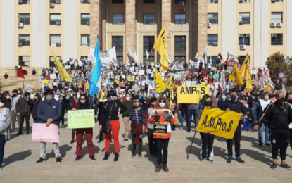 Las masivas movilizaciones y el alto acatamiento al paro, obligaron al gobierno provincial a llamar a una mesa negociadora