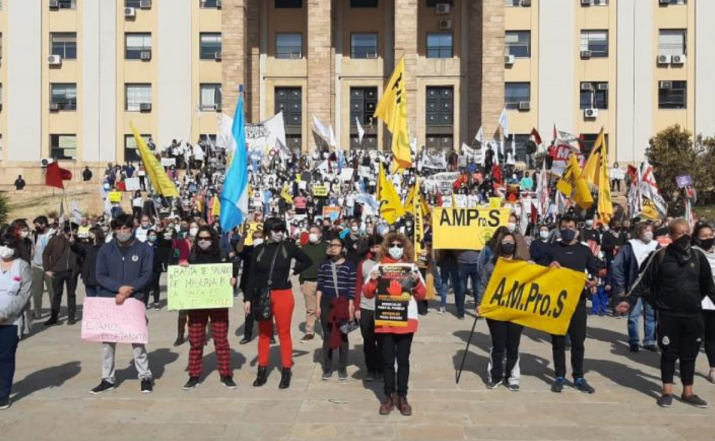 Las masivas movilizaciones y el alto acatamiento al paro, obligaron al gobierno provincial a llamar a una mesa negociadora