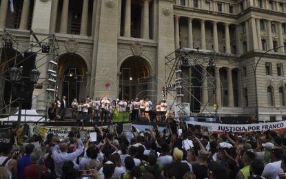 Fuerte reclamo de Justicia por el crimen de Lucas: «Su única arma eran los botines rotos»
