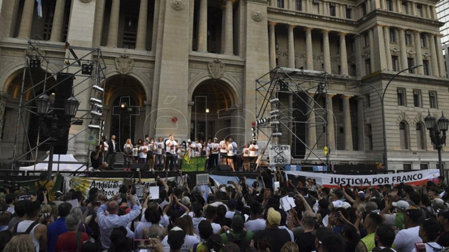 Fuerte reclamo de Justicia por el crimen de Lucas: «Su única arma eran los botines rotos»