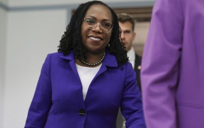 «Hicieron falta 232 años pero lo logramos», dijo la primera jueza negra de la Corte Suprema de EEUU