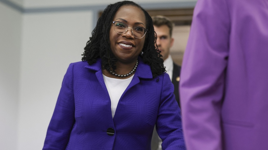«Hicieron falta 232 años pero lo logramos», dijo la primera jueza negra de la Corte Suprema de EEUU