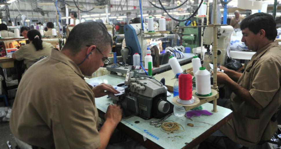 El empleo privado registrado en la Argentina crece con muchas dificultades